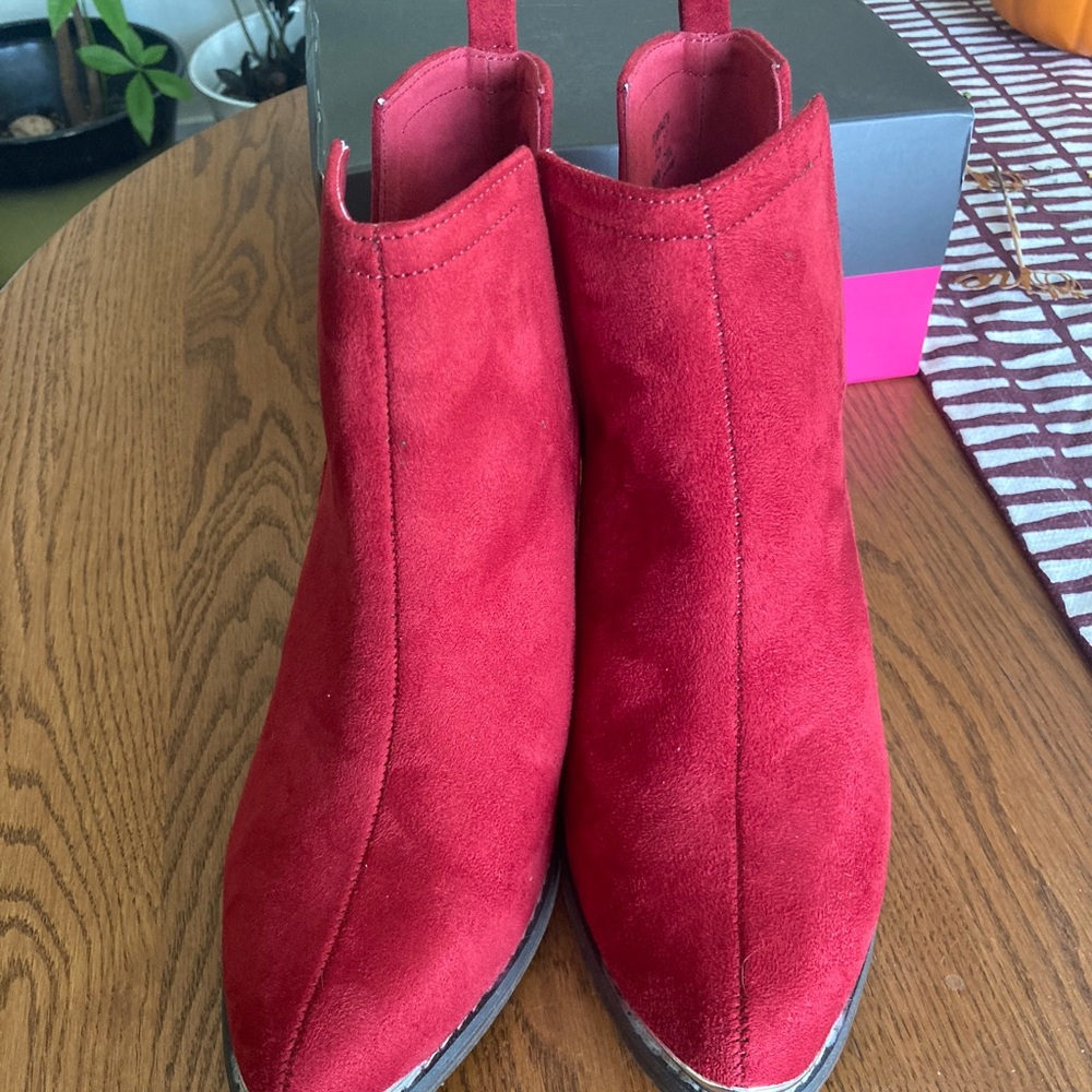 Journee Issla Women boots. Size 7 1/2